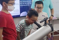 kids with telescope