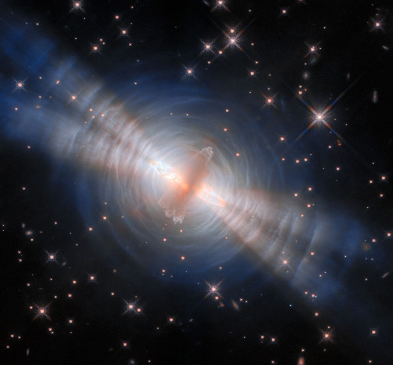 Hubble ghi nhận màn trình diễn ánh sáng tuyệt đẹp quanh một ngôi sao đang chết