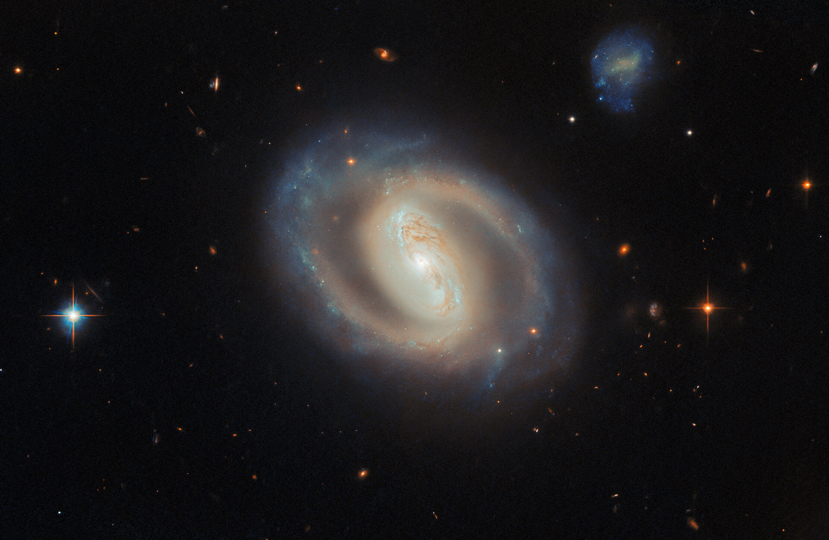 Những cánh tay xoắn và vùng tạo sao rực rỡ của IC 486 trong hình ảnh của Hubble