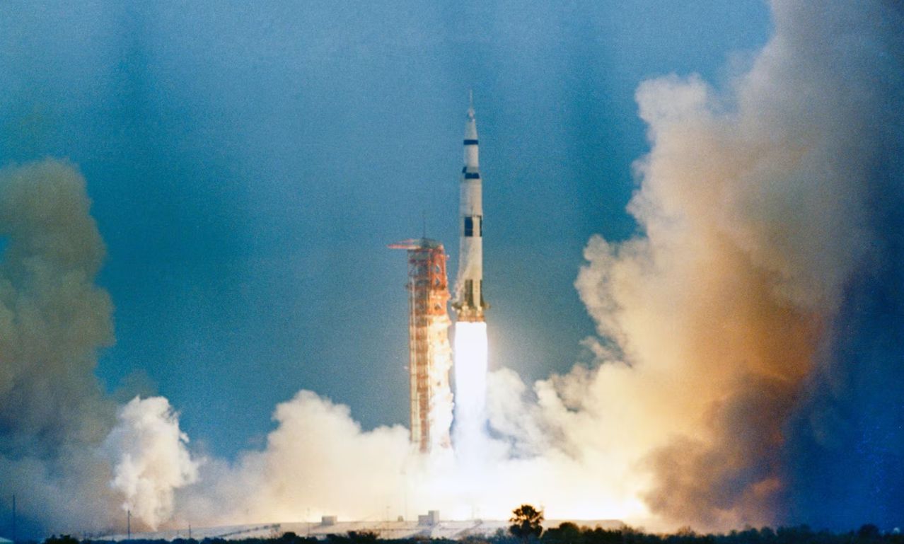 Apollo 11: Bước chân đầu tiên trên Mặt Trăng