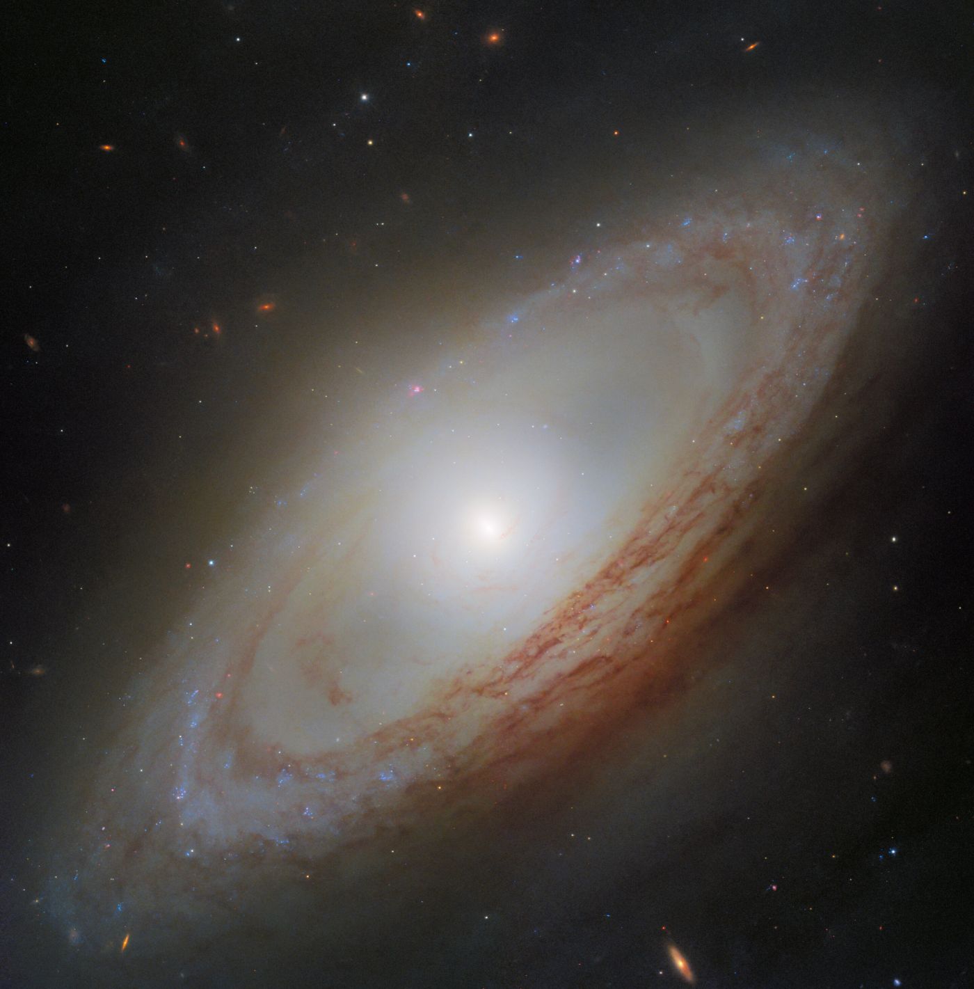 Hubble vừa phát hiện một thiên hà "lệch nhịp"
